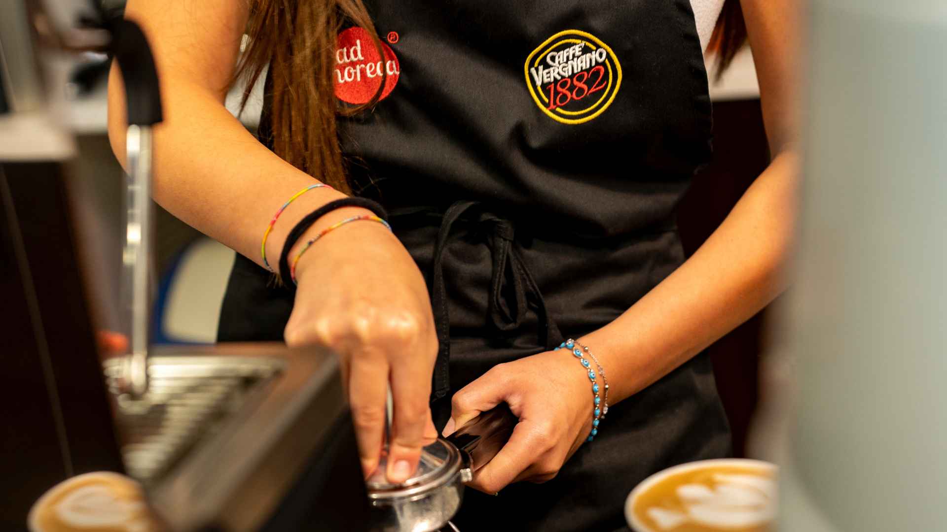 Donna che prepara caffè al bar | Caffè Vergnano