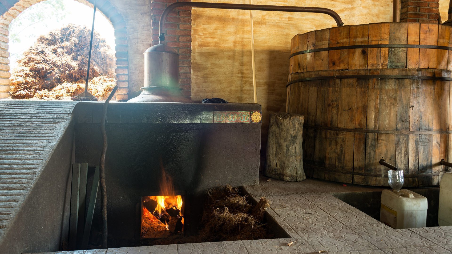 Esplora la storia del Mezcal, la sua produzione artigianale e l’importanza della formazione mixology con Ad Horeca per sfruttarne al meglio le potenzialità.