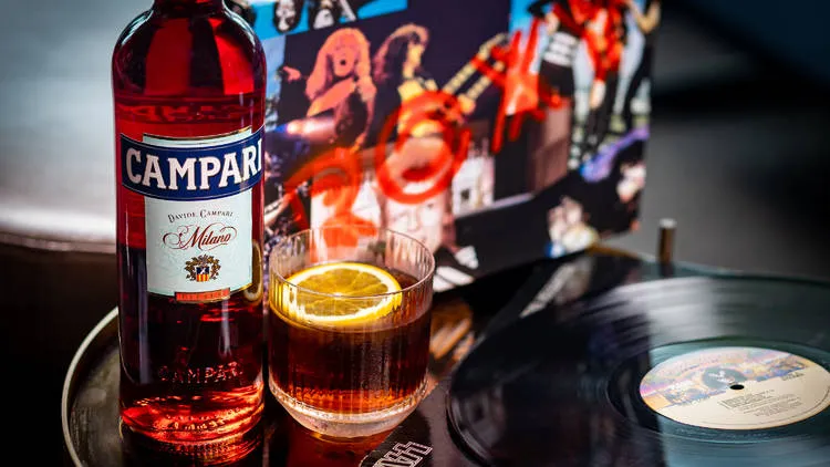 Scopri le origini del vermouth, il suo sviluppo storico, il ruolo nell'aperitivo italiano e la sua recente rinascita.
