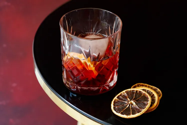 Scopri le origini del vermouth, il suo sviluppo storico, il ruolo nell'aperitivo italiano e la sua recente rinascita. 