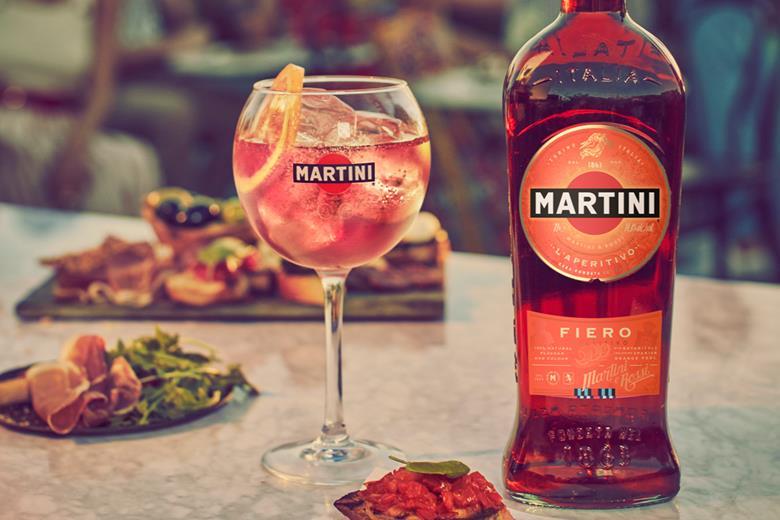 Scopri le origini del vermouth, il suo sviluppo storico, il ruolo nell'aperitivo italiano e la sua recente rinascita. 